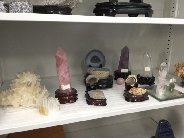 水晶ポイントやクラスター、メノウ原石も展示しています。